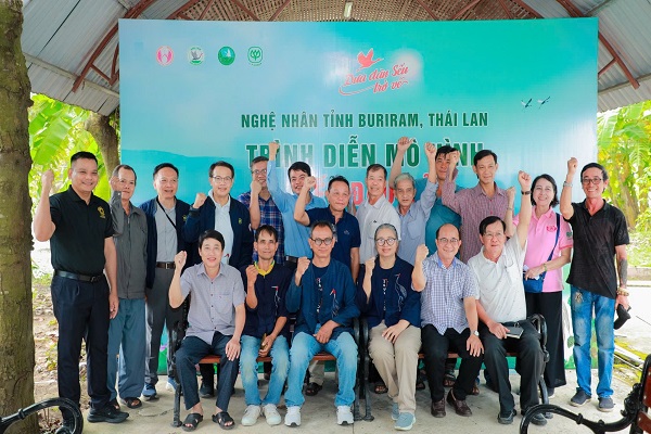 Nghệ nhân Thái Lan hướng dẫn tạo hình Sếu đầu đỏ từ rơm rạ