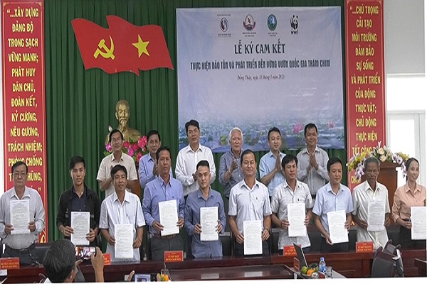 Signing commitment to conservation and sustainable development of Tram Chim National Park